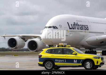 München, Deutschland. 12. April 2023. Ein Lufthansa Airbus A380 Taxi zum Hangar nach der Landung am Flughafen München. Nach einer dreijährigen Pause landet das Doppeldeckerflugzeug wieder in der bayerischen Hauptstadt. Kredit: Peter Kneffel/dpa/Alamy Live News Stockfoto