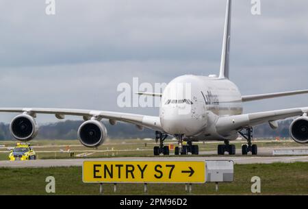 München, Deutschland. 12. April 2023. Ein Lufthansa Airbus A380 Taxi zum Hangar nach der Landung am Flughafen München. Nach einer dreijährigen Pause landet das Doppeldeckerflugzeug wieder in der bayerischen Hauptstadt. Kredit: Peter Kneffel/dpa/Alamy Live News Stockfoto