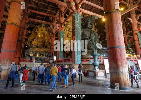 Nara, Japan - 22. März 2023: Touristen, die den Todaiji-Tempel besuchen, ist ein buddhistischer Tempel in Nara, Japan. Stockfoto
