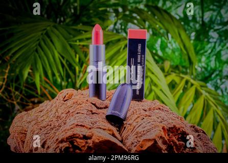 Mansfield, Nottingham, Vereinigtes Königreich: Studio-Produktbild des MAC-Lippenstifts mit Verpackung. Stockfoto