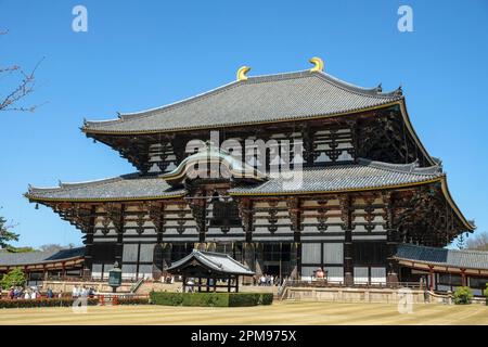 Nara, Japan - 22. März 2023: Touristen, die den Todaiji-Tempel besuchen, ist ein buddhistischer Tempel in Nara, Japan. Stockfoto