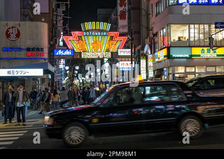 Osaka, Japan - 23. März 2023: Ein Taxi im Dotonbori-Viertel Osaka, Japan. Stockfoto