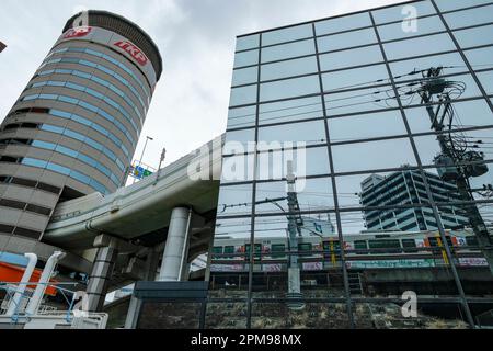 Osaka, Japan - 24. März 2023: Das Gate Tower Building ist ein Gebäude in Osaka, das von einer Autobahnkreuzung durchquert wird. Stockfoto