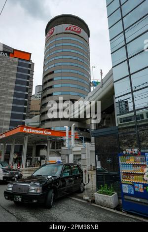 Osaka, Japan - 24. März 2023: Das Gate Tower Building ist ein Gebäude in Osaka, das von einer Autobahnkreuzung durchquert wird. Stockfoto