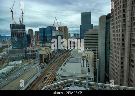 Osaka, Japan - 24. März 2023: Blick auf den Bahnhof Osaka zwischen Wolkenkratzern. Es ist der wichtigste Bahnhof der Stadt. Stockfoto