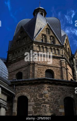 Barocke „Zitruspresse“ über der achteckigen ehemaligen Palatinkapelle, die für den fränkischen Kaiser Karl des Großen (747-814 v. Chr.) in seinem Palast in Aachen, Nordrhein-Westfalen, Deutschland, errichtet wurde. 600 Jahre lang wurden hier deutsche Könige, Königinnen und Heilige römische Kaiser gekrönt. Es befindet sich jetzt im Herzen des Doms der Stadt, dem Aachener Dom. Stockfoto