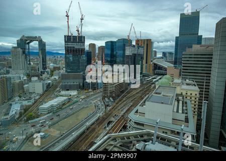 Osaka, Japan - 24. März 2023: Blick auf den Bahnhof Osaka zwischen Wolkenkratzern. Es ist der wichtigste Bahnhof der Stadt. Stockfoto