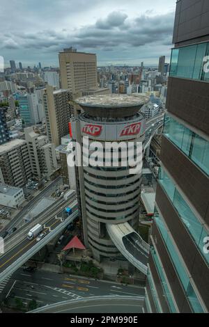 Osaka, Japan - 24. März 2023: Das Gate Tower Building ist ein Gebäude in Osaka, das von einer Autobahnkreuzung durchquert wird. Stockfoto