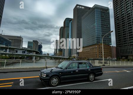 Osaka, Japan - 24. März 2023: Ein Taxi auf der Chikuzenbashi-Brücke in Osaka, Japan. Stockfoto