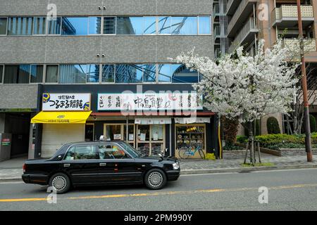 Osaka, Japan - 24. März 2023: Ein Taxi im Kita-Bezirk Osaka, Japan. Stockfoto