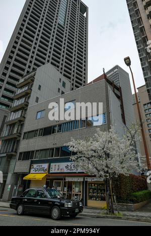 Osaka, Japan - 24. März 2023: Ein Taxi im Kita-Bezirk Osaka, Japan. Stockfoto