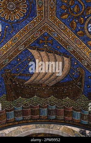 Segelschiff mit wehendem goldenem Segel und einem einzigen Mast, gekrönt von einem Deutschen oder germanischen Kreuz. Mosaik im byzantinischen Stil aus den späten 1800er oder frühen 1900er Jahren in der Pfälzischen Kapelle des fränkischen Kaisers Karl des Großen oder Karl des Großen (747-814 n. Chr.) in Aachen, Nordrhein-Westfalen. Die Pfalzkapelle ist heute Teil des Aachener Doms. Stockfoto