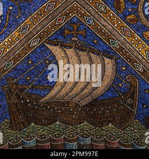 Hölzernes, quadratisches Segelschiff mit dem Bild eines Auges auf seinem Bug, in voller Segel. Mosaik im byzantinischen Stil aus den späten 1800er oder frühen 1900er Jahren in der Pfälzischen Kapelle des fränkischen Kaisers Karl des Großen oder Karl des Großen (747-814 n. Chr.) in Aachen, Nordrhein-Westfalen. Die Pfalzkapelle ist heute Teil des Aachener Doms. Stockfoto