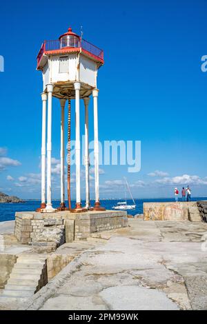 Alter eiserner Leuchtturm am Hafeneingang von Port Vendres, Pyrénées-Orientales, Languedoc-Roussillon, Südfrankreich, Frankreich, Europa Stockfoto