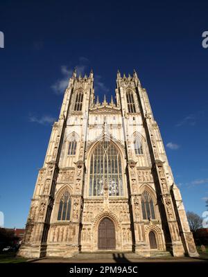 Beverley Minster, Gemeindekirche in East Riddings, Yorkshire. Senkrechte Türme am Westende (Weitwinkelansicht) Stockfoto