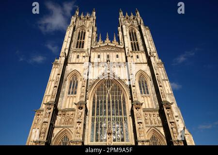 Beverley Minster, Gemeindekirche in East Riddings, Yorkshire. Senkrechte Türme am Westende (Weitwinkelansicht) Stockfoto