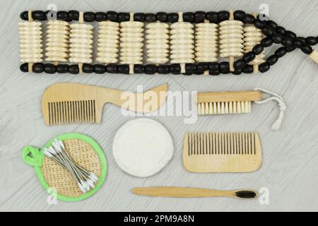 Umweltfreundlich. Vielzahl von Kosmetikartikeln aus Holz. Keine Verschwendung. Stockfoto