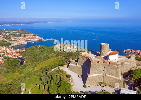 Die alte mittelalterliche Festung Saint-Elme und das Fischerdorf Collioure, Pyrénées-Orientales, Languedoc-Roussillon, Südfrankreich, Frankreich, Europa Stockfoto