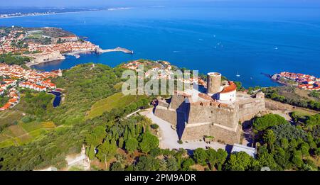 Die alte mittelalterliche Festung Saint-Elme und das Fischerdorf Collioure, Pyrénées-Orientales, Languedoc-Roussillon, Südfrankreich, Frankreich, Europa Stockfoto