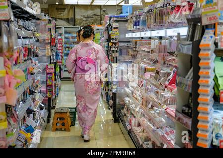 Kyoto, Japan - 31. März 2023: In Kimonos verkleidete Frauen kaufen in einem Supermarkt im Stadtteil Gion in Kyoto, Japan. Stockfoto