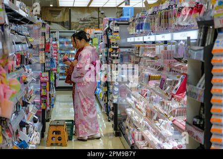 Kyoto, Japan - 31. März 2023: In Kimonos verkleidete Frauen kaufen in einem Supermarkt im Stadtteil Gion in Kyoto, Japan. Stockfoto