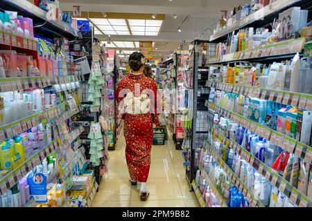 Kyoto, Japan - 31. März 2023: Eine Frau, die in einem Kimono gekleidet ist und in einem Supermarkt im Stadtteil Gion in Kyoto, Japan, einkauft. Stockfoto