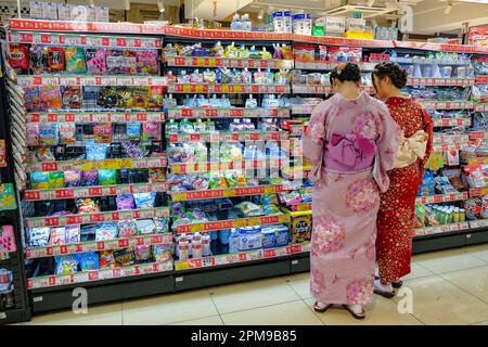 Kyoto, Japan - 31. März 2023: In Kimonos verkleidete Frauen kaufen in einem Supermarkt im Stadtteil Gion in Kyoto, Japan. Stockfoto