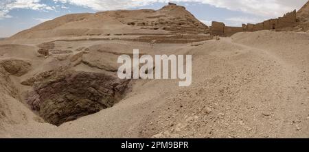 Die große Grube in der Nähe von Deir el-Medina, Arbeiter Dorf in der Nähe von Tal der Könige, Westufer des Nil, Luxor, Ägypten Stockfoto