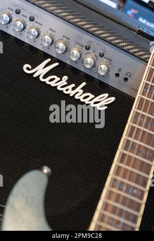 Ein klassischer Marshall-Gitarrenverstärker mit einer Gitarre, die daheim dagegen lehnt. Thema: Hobbys für Erwachsene, Gitarrenspiel, Verstärker-Hersteller Stockfoto