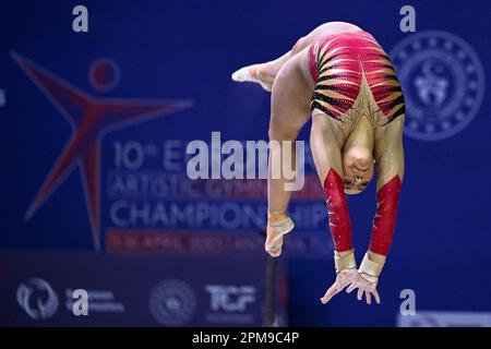 Antalya, Türkei. 12. April 2023. Die belgische Turnerin Jutta Verkest zeigte sich in Aktion während der Balance Beam-Übung, der ersten Übung in der Qualifikation der Frauenmannschaft, bei der Europameisterschaft Gymanstiker in Antalya, Türkei, Mittwoch, den 12. April 2023. Die EG findet vom 11. Bis 16. April 2023 statt. BELGA FOTO LAURIE DIEFFEMBACQ Kredit: Belga News Agency/Alamy Live News Stockfoto