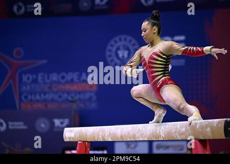 Antalya, Türkei. 12. April 2023. Die belgische Turnerin Jutta Verkest zeigte sich in Aktion während der Balance Beam-Übung, der ersten Übung in der Qualifikation der Frauenmannschaft, bei der Europameisterschaft Gymanstiker in Antalya, Türkei, Mittwoch, den 12. April 2023. Die EG findet vom 11. Bis 16. April 2023 statt. BELGA FOTO LAURIE DIEFFEMBACQ Kredit: Belga News Agency/Alamy Live News Stockfoto