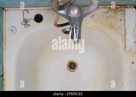 Sehr dreckiges Badezimmer. Sehr dreckiges Bad, Wasserabfluss, Abwasser, Wasserhahn, Abwasser, Überlaufdusche. Schmutz und Rost im Badezimmer. Sauber Stockfoto