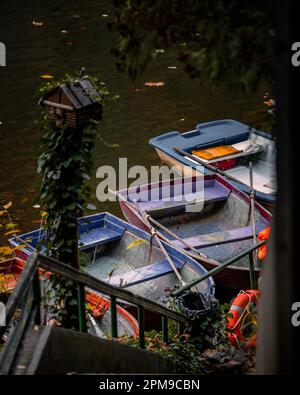 Ein vertikales Bild von Mietbooten, die in der Nähe des Anlegeplatzes des Hamori-Sees in Lillafured, Miskolc, Ungarn schweben Stockfoto