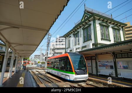 Matsuyama, Japan - 11. April 2023: Eine Straßenbahn am Bahnhof Dogo Onsen in Matsuyama, Japan. Stockfoto