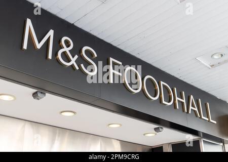 Nach London. GROSSBRITANNIEN - 04.09.2023. Das Namensschild des Marks and Spencers Flagship Store in der Oxford Street. Stockfoto