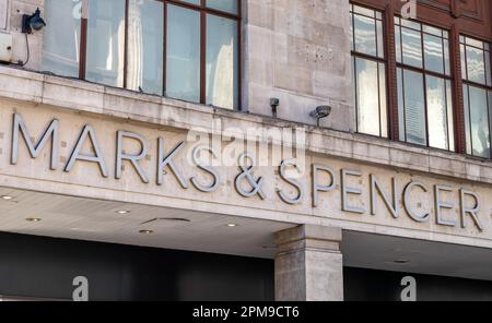 Nach London. GROSSBRITANNIEN - 04.09.2023. Das Namensschild des Marks and Spencers Flagship Store in der Oxford Street. Stockfoto