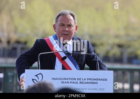 Am 12. April 2023 hält der Pariser Bürgermeister Francis Szpiner bei der Eröffnung der Promenade Jean-Paul Belmondo auf der Bir-Hakeim-Brücke unter dem Bogen des Passy Viaduct in Paris, Frankreich, eine Rede. Foto: Nasser Berzane/ABACAPRESS.COM Stockfoto