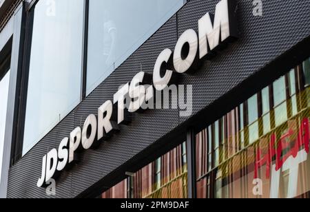 Nach London. GROSSBRITANNIEN - 04.09.2023. Das Namensschild an der Fassade eines JD Sports Ladens in der Oxford Street. Ein führender Sportschuh- und Modehändler Großbritannien. Stockfoto