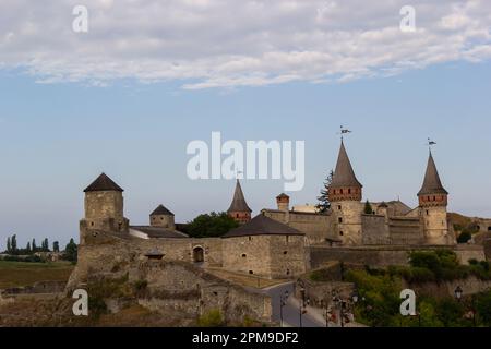 Das Schloss Kamianets-Podilskyi ist ein ehemaliges ruthenisch-litauisches Schloss in der historischen Stadt Kamianets-Podilskyi, Ukraine. Stockfoto