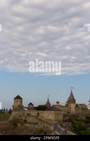 Das Schloss Kamianets-Podilskyi ist ein ehemaliges ruthenisch-litauisches Schloss in der historischen Stadt Kamianets-Podilskyi, Ukraine. Stockfoto