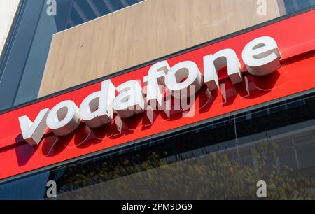 Nach London. GROSSBRITANNIEN - 04.09.2023. Das Namensschild einer Einzelhandelsfiliale von Vodafone in der Oxford Street. Ein britischer nationaler Mobilfunk- und Internetdienstanbieter Stockfoto