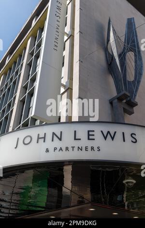 Nach London. GROSSBRITANNIEN - 04.09.2023. Das Namensschild an der Fassade des Flagship-Kaufhauses John Lewis and Partners in der Oxford Street. Stockfoto