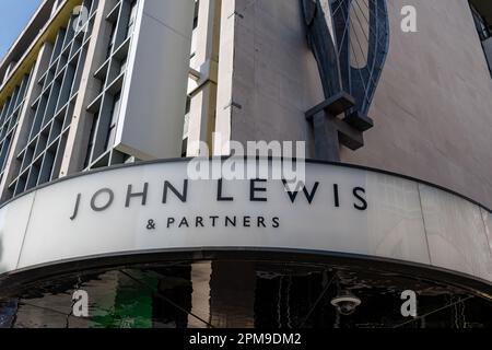 Nach London. GROSSBRITANNIEN - 04.09.2023. Das Namensschild an der Fassade des Flagship-Kaufhauses John Lewis and Partners in der Oxford Street. Stockfoto