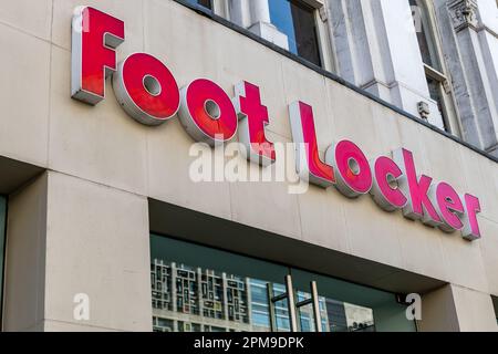 Nach London. GROSSBRITANNIEN - 04.09.2023. Das Namensschild an der Fassade des Zweigs von Foot locker in der Oxford Street. Amerikanischer Sportswear and Footwear multinational ret Stockfoto