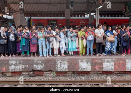 Eine Menge weiblicher Pendler, die einen Bahnsteig an der Dadar Station in Mumbai, Indien, überquert haben und darauf warten, an Bord eines der Damen-Spezial-Drehgestelle zu gehen Stockfoto