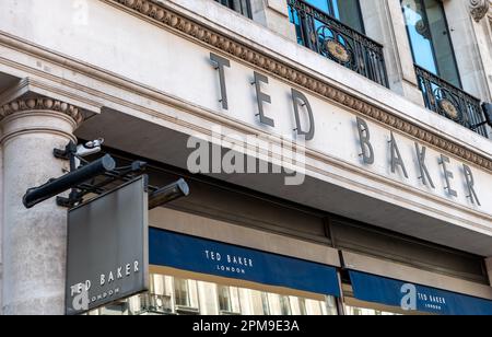 Nach London. GROSSBRITANNIEN - 04.09.2023. Das Schild mit dem Namen Ted Baker an der Fassade seiner Einzelhandelsfiliale in der Regent Street. Stockfoto