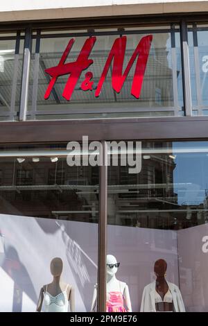 Nach London. GROSSBRITANNIEN - 04.09.2023. Das Namensschild des H&M-Einzelhandelsgeschäfts in der Oxford Street. Eine schwedische multinationale Bekleidungsmarke. Stockfoto