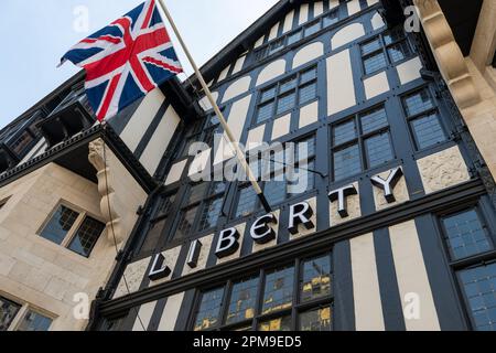 Nach London. GROSSBRITANNIEN - 04.09.2023. Das Namensschild an der Fassade des berühmten britischen Luxuskaufhauses Liberty. Stockfoto