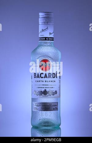 Flasche Bacardi, isoliert auf einem kühlen Hintergrund. Stockfoto