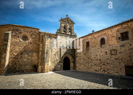 Monumentaler Platz mit dem Kloster San Pablo mit Glockenturm und zwei Glocken in der Stadt Cuenca, Spanien, UNESCO-Weltkulturerbe Stockfoto